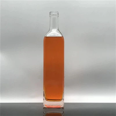 Staklena boca votke s poklopcem na navoj